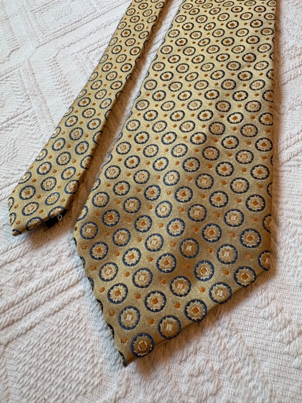 Tasso Elba 100% Silk Vintage Geometric Medallion Men's Tie Gold